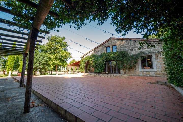 Grande terrasse pavée attenante à la salle de réception Marsillargues