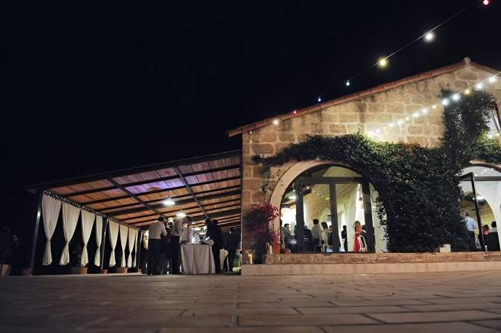 Extérieur de la Manade Occitane illuminé la nuit Marsillargues
