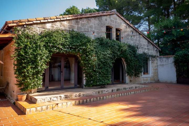 Ancienne bergerie en pierres de taille mettant en location sa salle Marsillargues