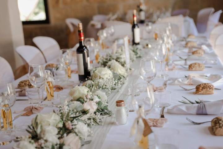 Table de mariage élégamment dressée Marsillargues