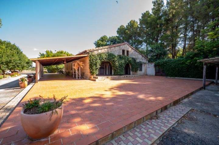 Lieu de réception avec une grande terrasse pavée semi-ouverte et semi-ombragée Marsillargues