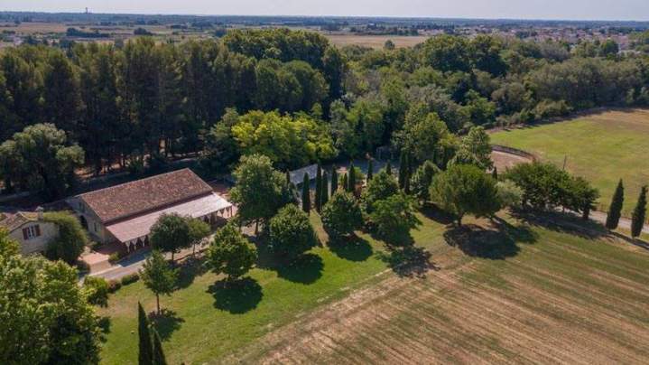 Vue aérienne de la Manade Occitane avec le paysage autour Marsillargues