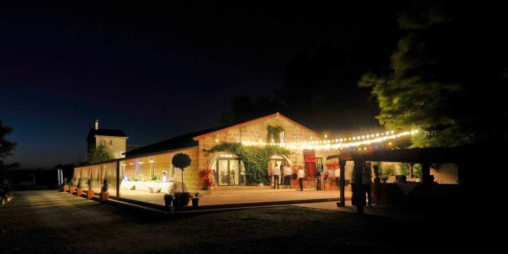 Extérieur de la Manade Occitane photographié la nuit Marsillargues