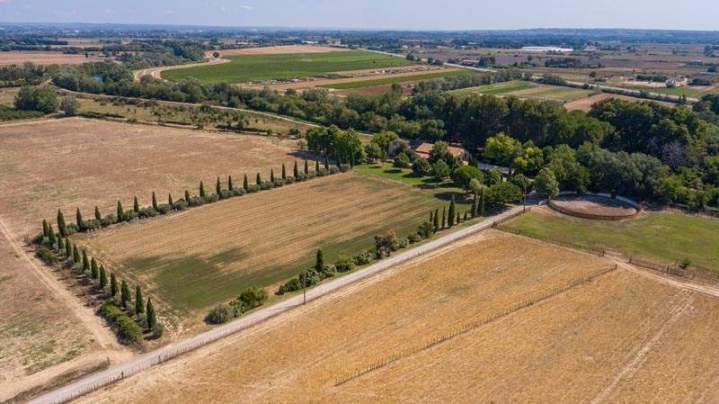 Vue aérienne du paysage autour de la Manade Occitane Marsillargues