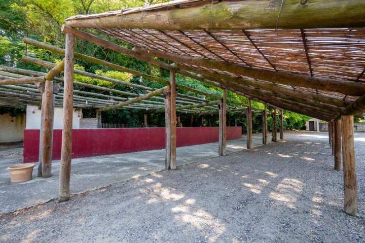 Allée de gravier couverte d'un abri en bois Marsillargues