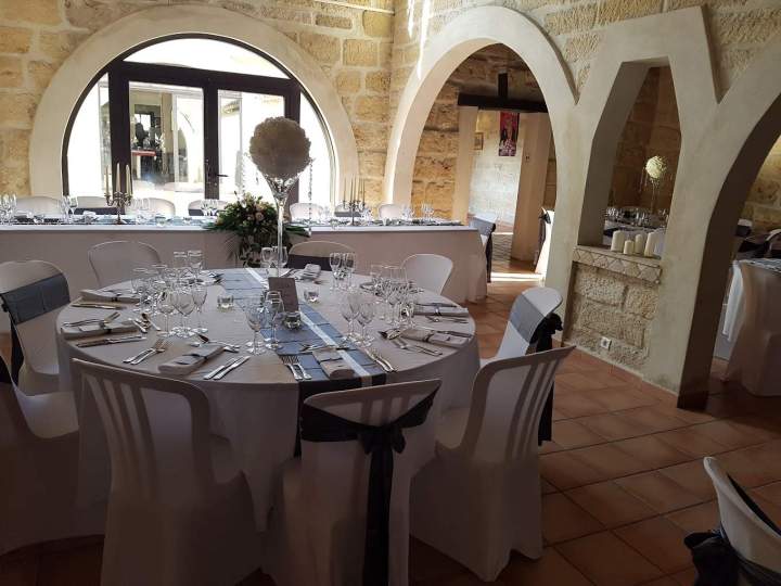 Tables rondes dressées pour une réception de mariage Marsillargues